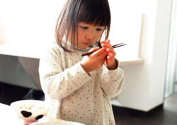 如何教会孩子用筷子 孩子什么时候用筷子最好