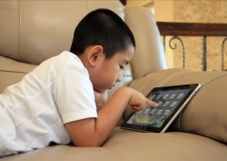 寒假到了，如何避免孩子上网玩电子产品成瘾?