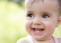 乳牙10问：吮吸手指或奶嘴对宝宝牙齿不好吗？
