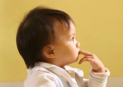 宝宝为何爱吸吮手指？用安抚奶嘴真的会变龅牙？
