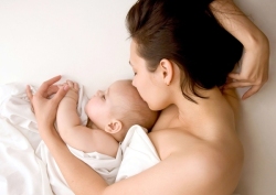 怎么喂了几次奶瓶，在给宝宝吃母乳就会使劲躲开哭？