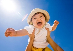 经常晒太阳有助于钙的吸收，那么宝宝晒太阳有哪些需要注意的呢?