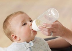 宝宝吐奶，可能是配方奶过敏，这 6 个办法值得尝试