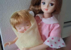 奇特怀孕娃娃玩具，她的生产方式连大人也忍不住想玩