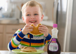要早早的教孩子自己吃饭，不然就赶不上其他孩子！
