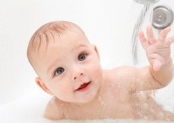 夏天怎样给宝宝洗澡？高级育婴师教你这样做