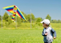 放个风筝也能有这样的危险？家长们要注意了！
