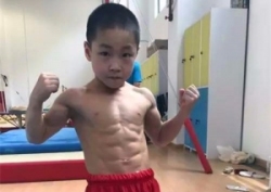 7岁孩子练出八块腹肌，网友质疑练太多肌肉不容易长高？